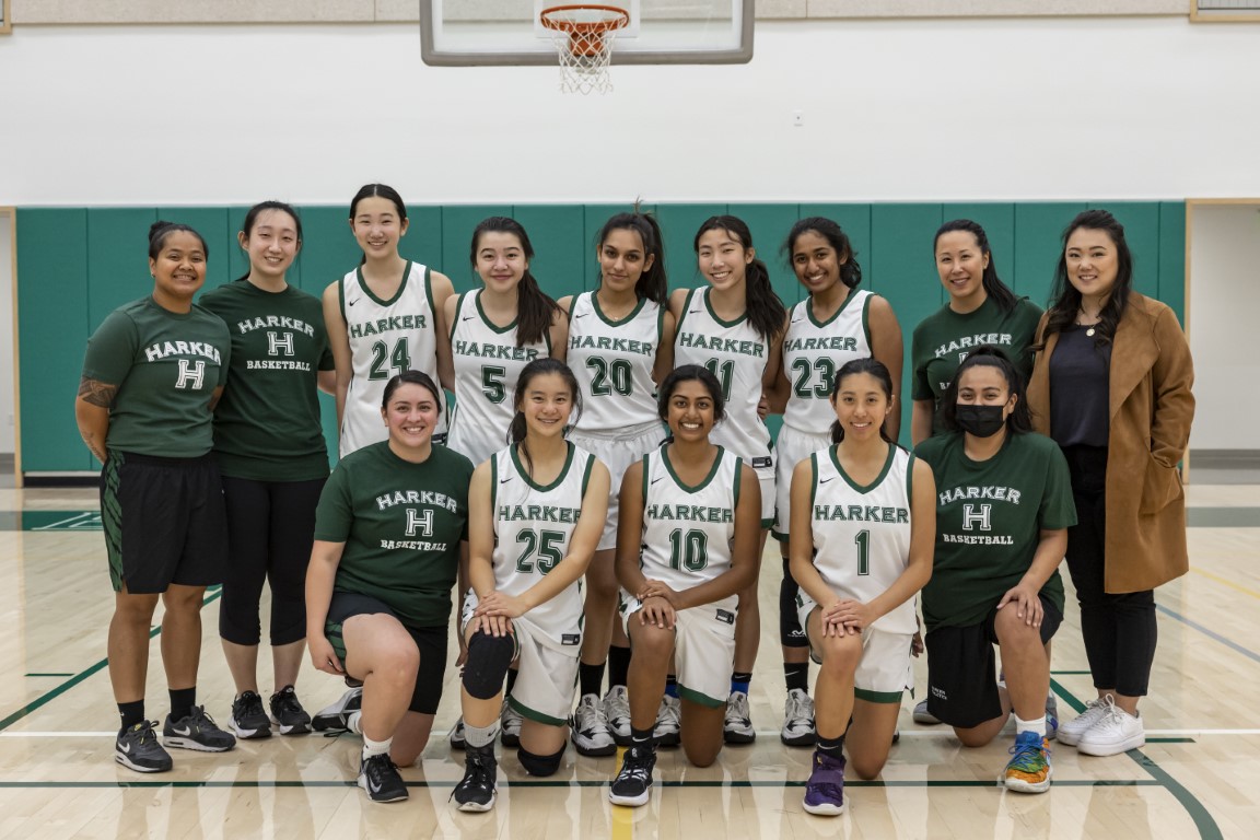 Alumni join students for friendly basketball game